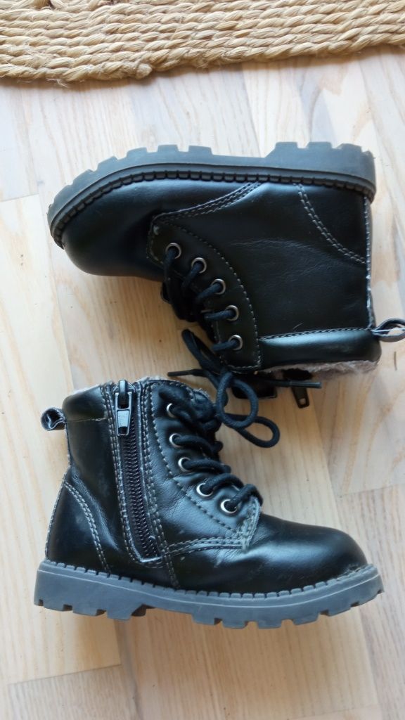 Czarne buty wyższe za kostkę o ocieplane botki HM 22