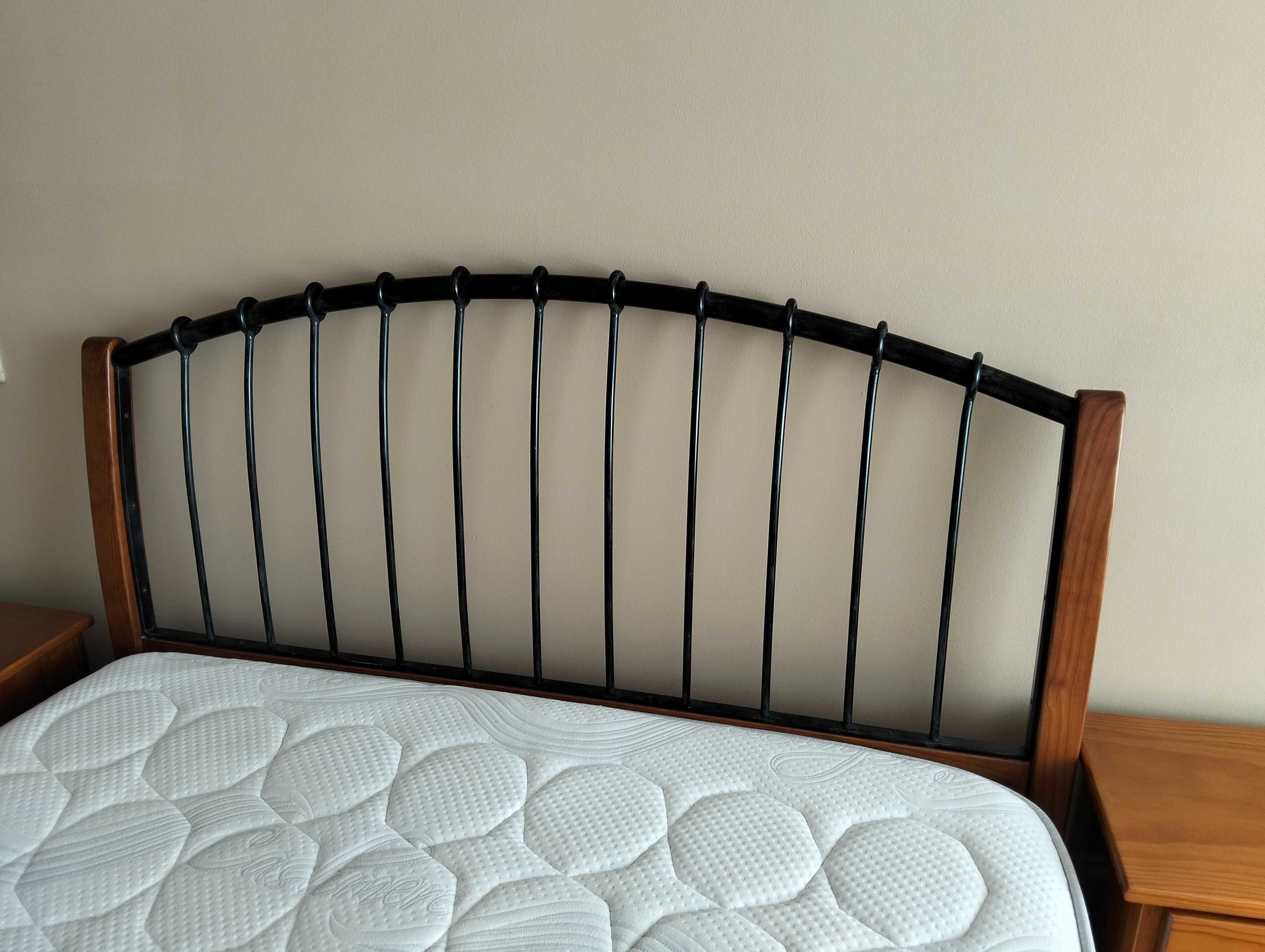 Cama de casal + colchão + 2 mesas de cabeceira