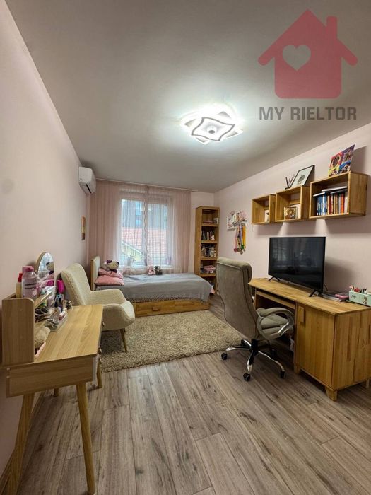 Сучасний будинок з сонячними панелями та гаражем у новому районі.