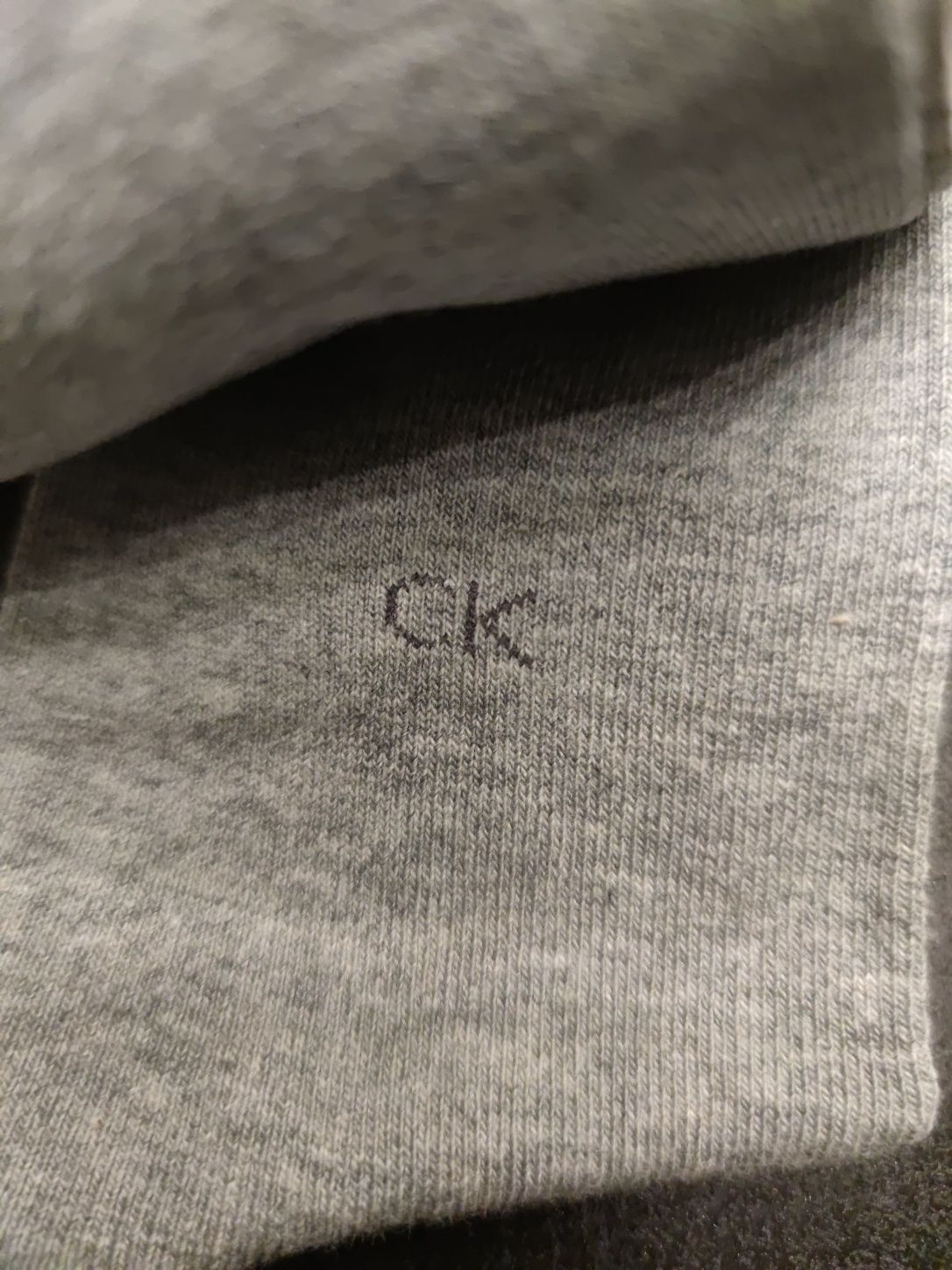 Trzypak ślicznych skarpetek Calvin Klein z dyskretnym logo. NoweTANIEJ