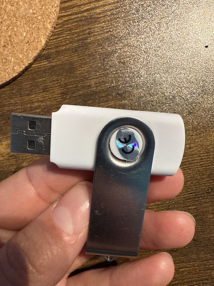 Pendrive 4 GB bialy chowany