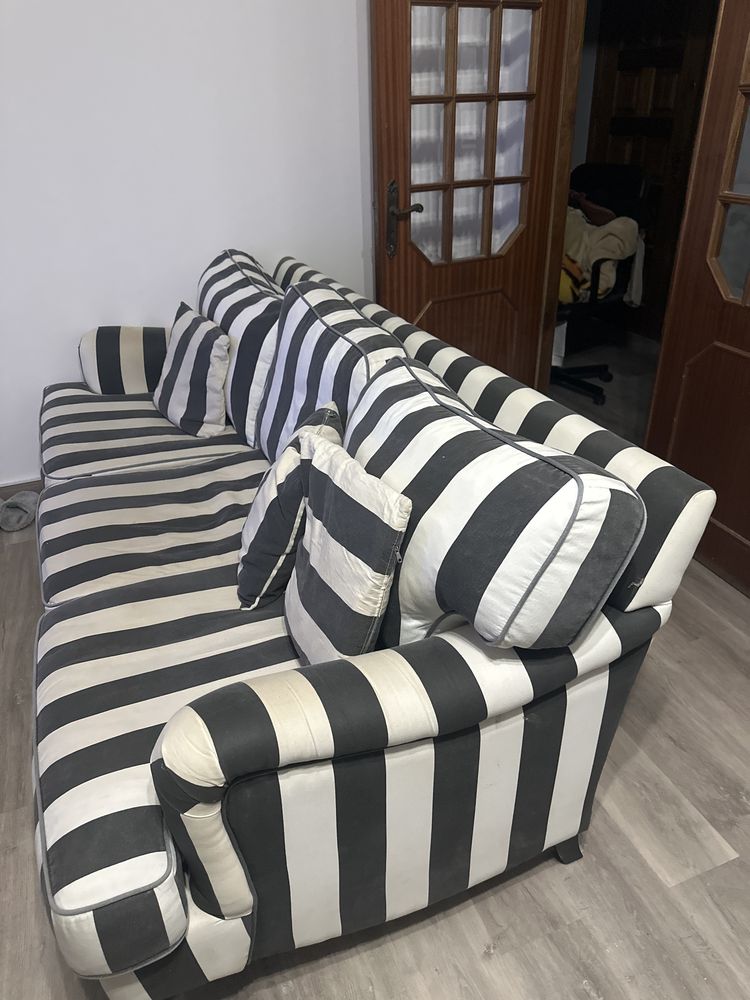 Conjunto de 2 sofas e 1 de tres lugares