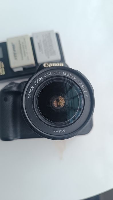 Máquina fotográfica Canon 700D com lente 18-55mm , 2 baterias e carreg