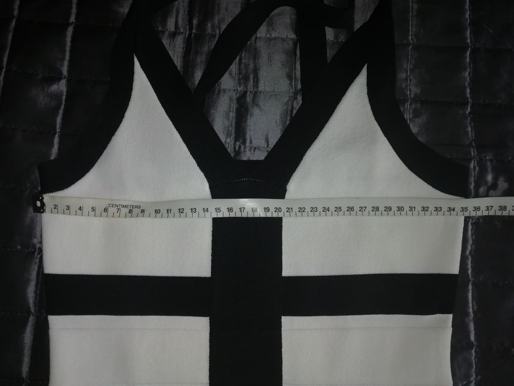Sukienka bandażowa biało-czarna pięknie się prezentuje XS S mega!