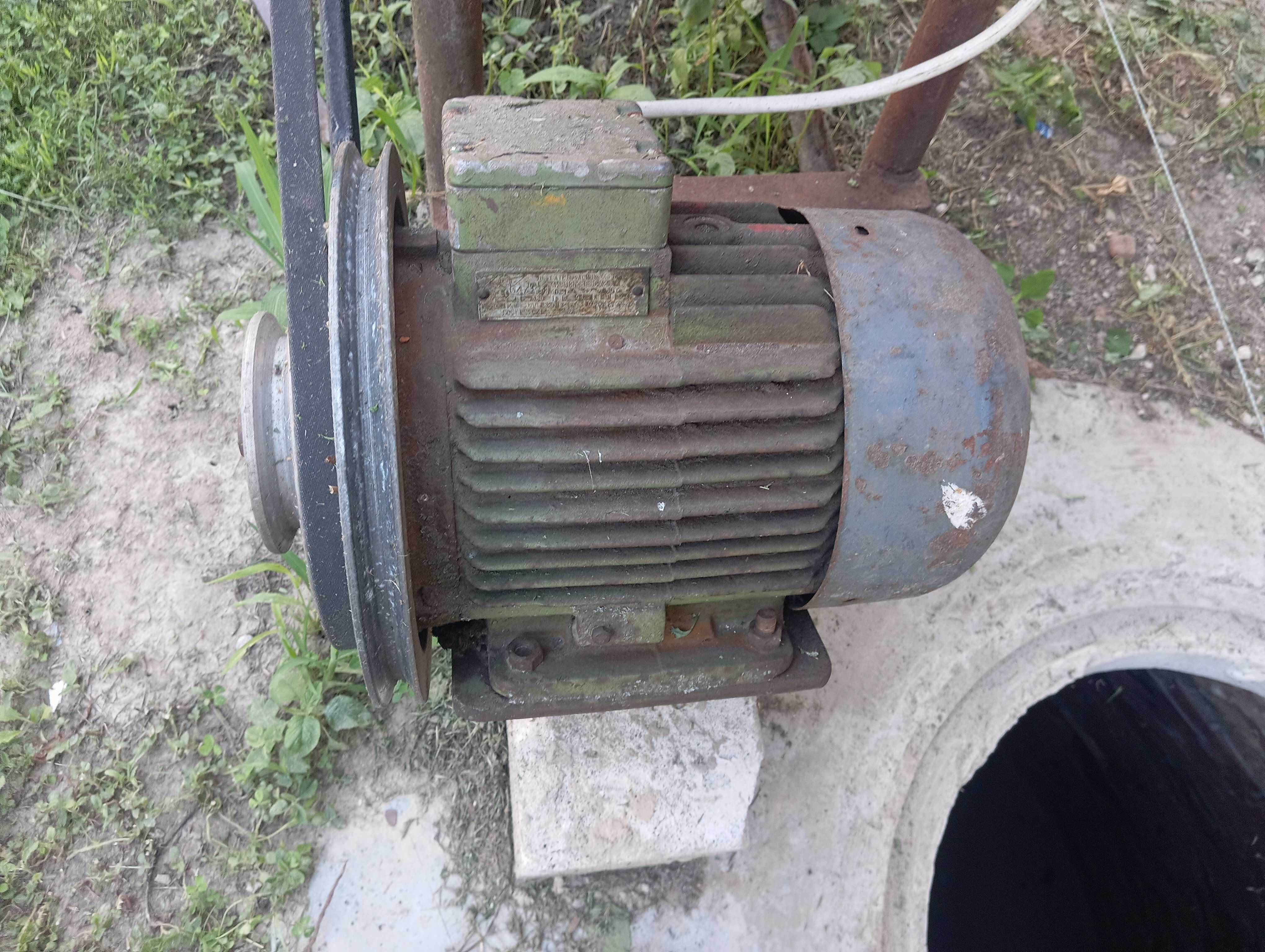 Електродвигун 4 кв / 950 об. з шківом