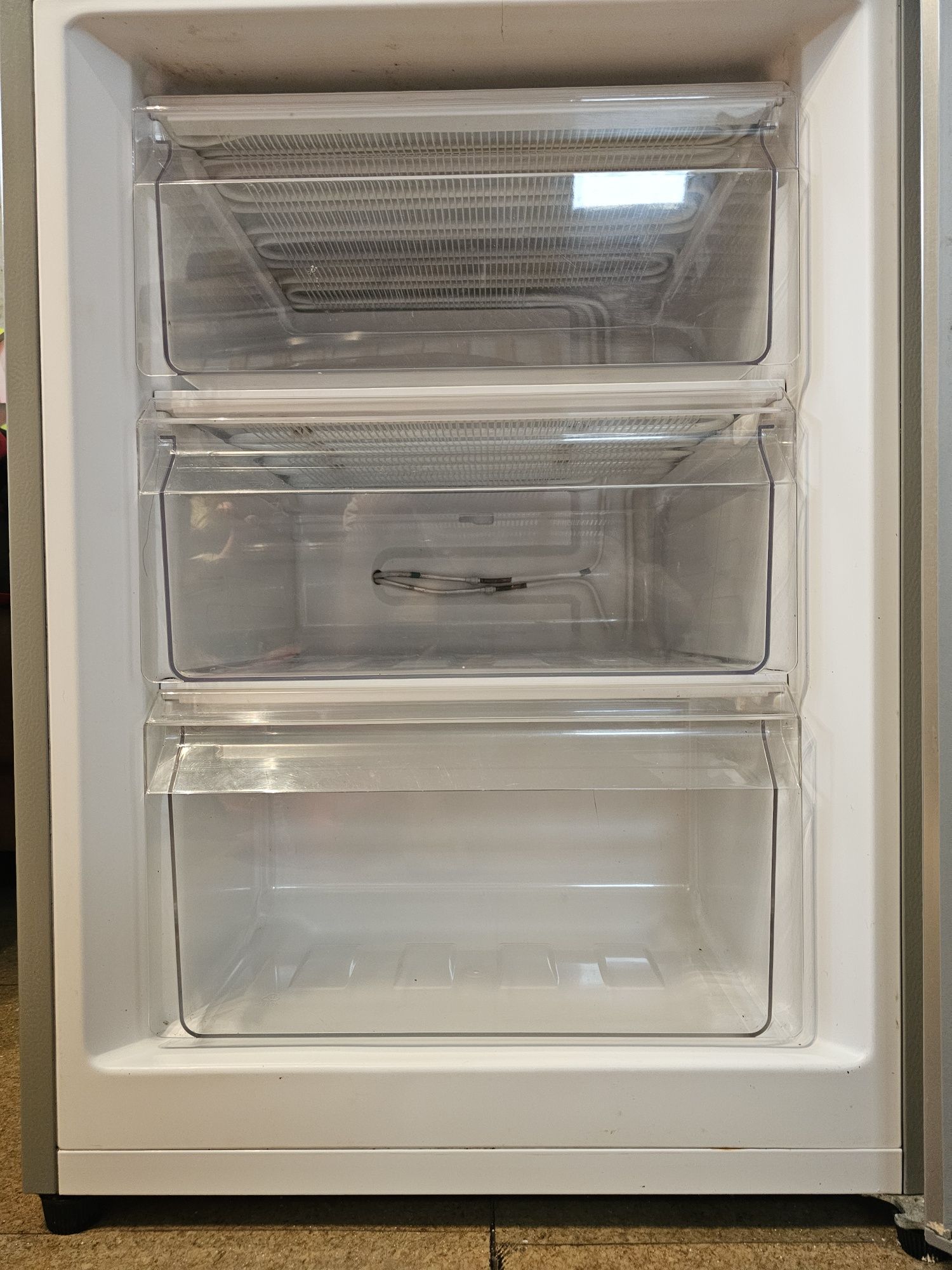 Frigorifico combinado com dispensador 283L