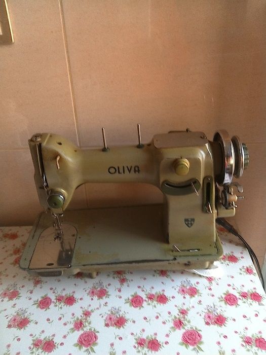 Vendo máquina de corte e cose e máquina de costura Oliva