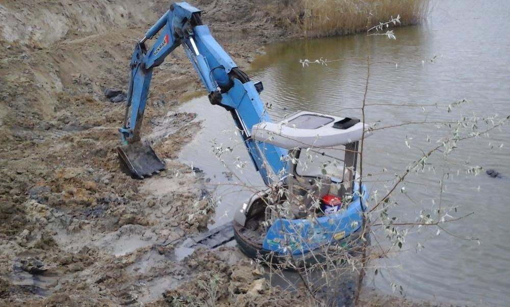 Чистимо берег від комишу, копаємо ставки, заходи для човнів,  катерів