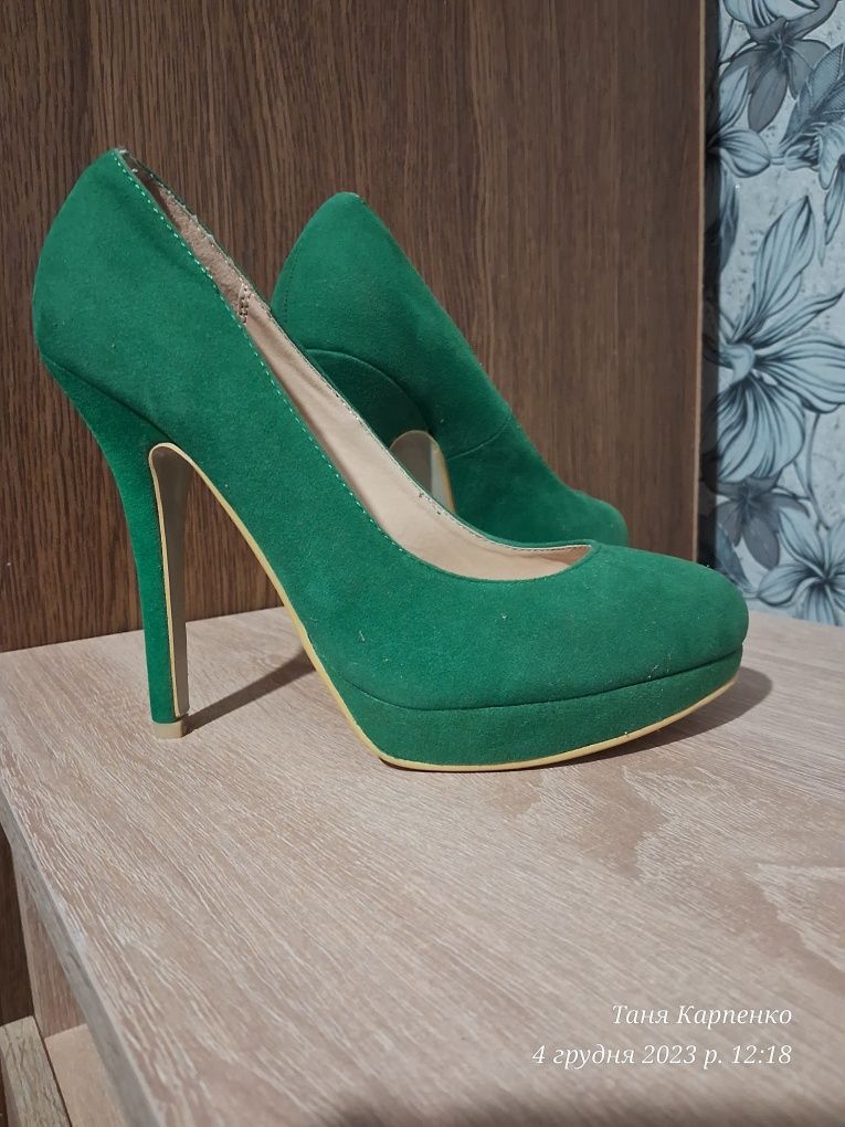 Замшеві зелені туфлі на каблуку  38 розмір
