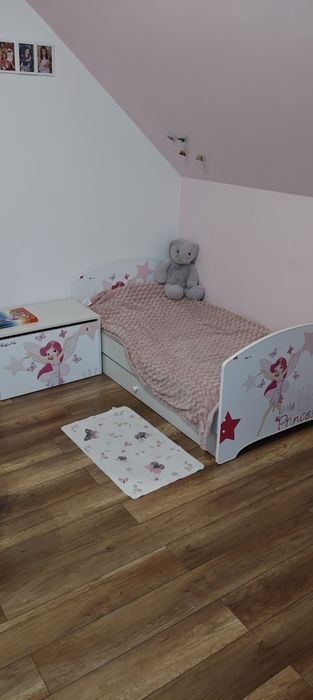 Łóżko dla dziecka i szafka na zabawki