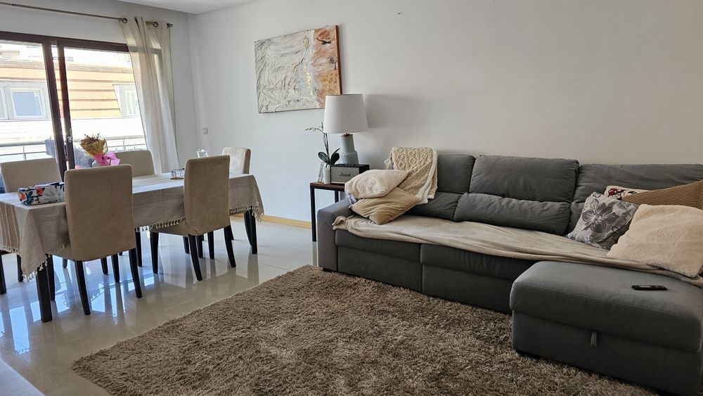 Sofá com chaise longue e arrumação ruffalo