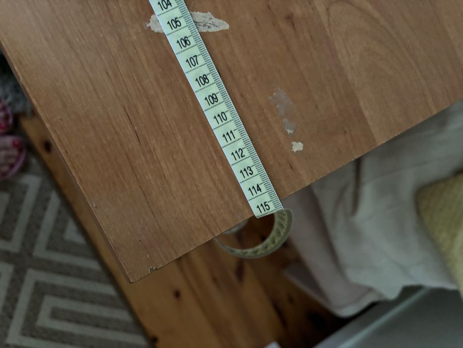 Biurko z wysuwanym blatem i półkami