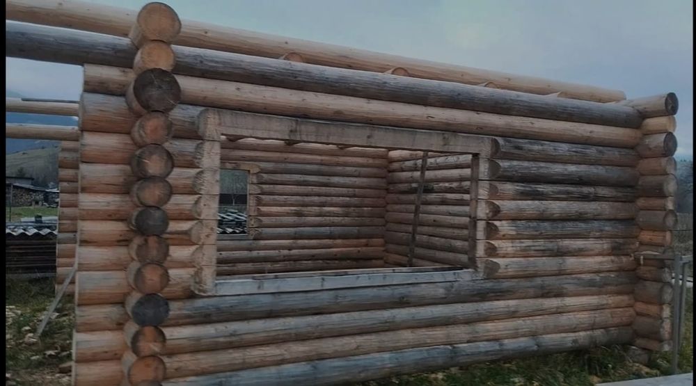 Зруб дерев'яного будиночку, або бані.