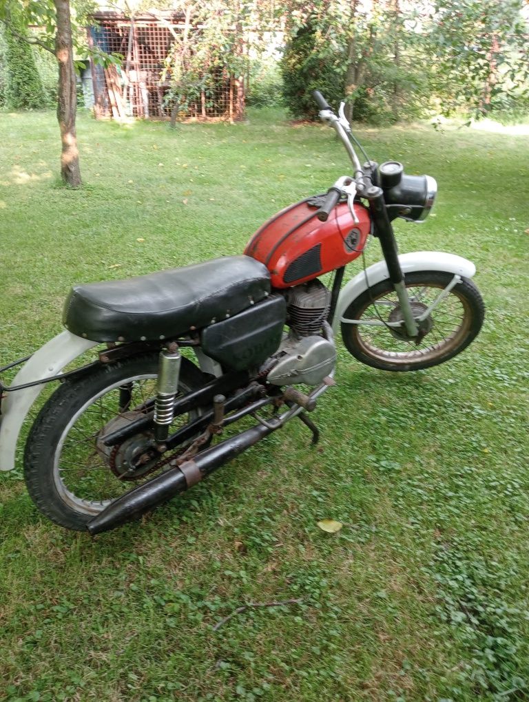 Stary motocykl WSK 125