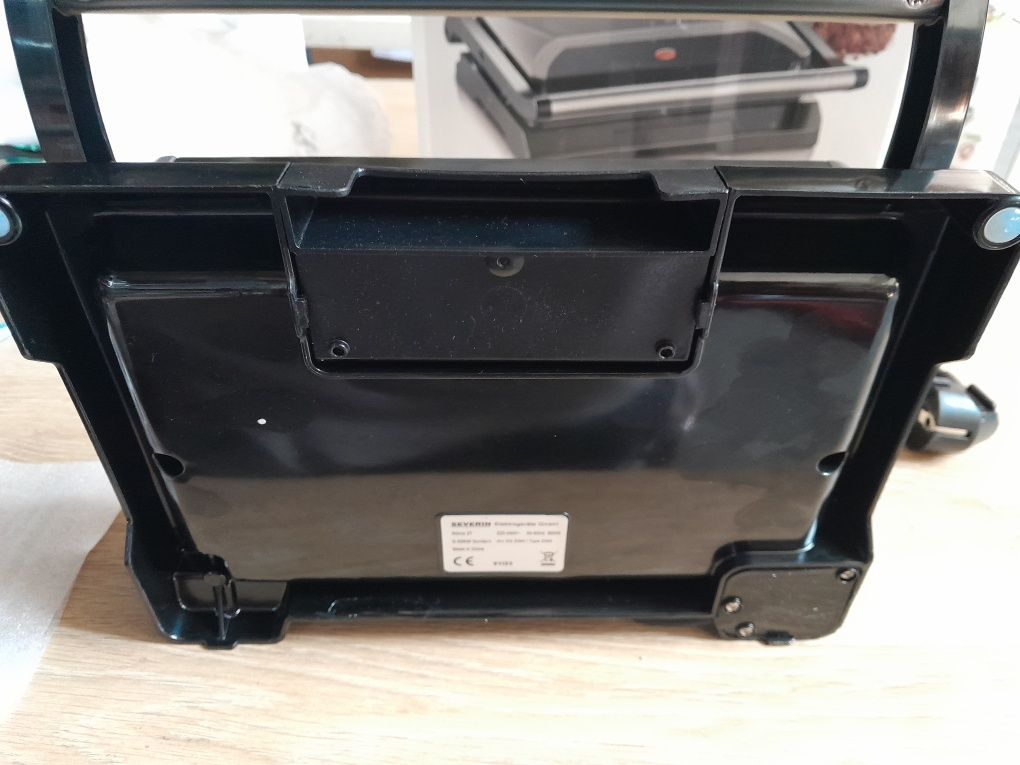 Grill elektryczny wielofunkcyjny 800w severin model 2393 z ociekaczem