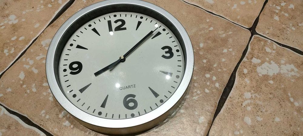 Zegar ścienny srebrny średnica ok. 20 cm