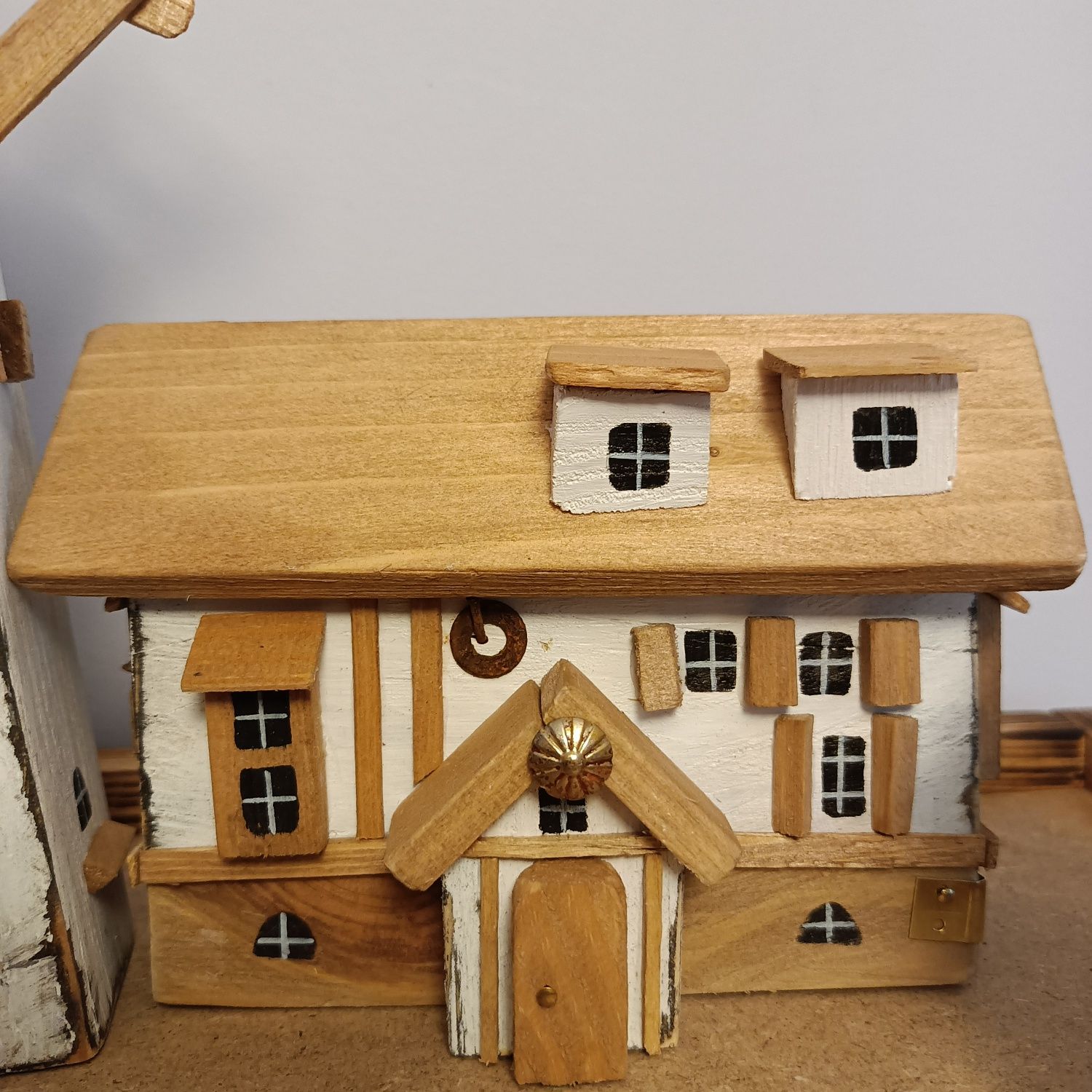 Drewniane domki i wiatrak dekoracja hand made na półkę