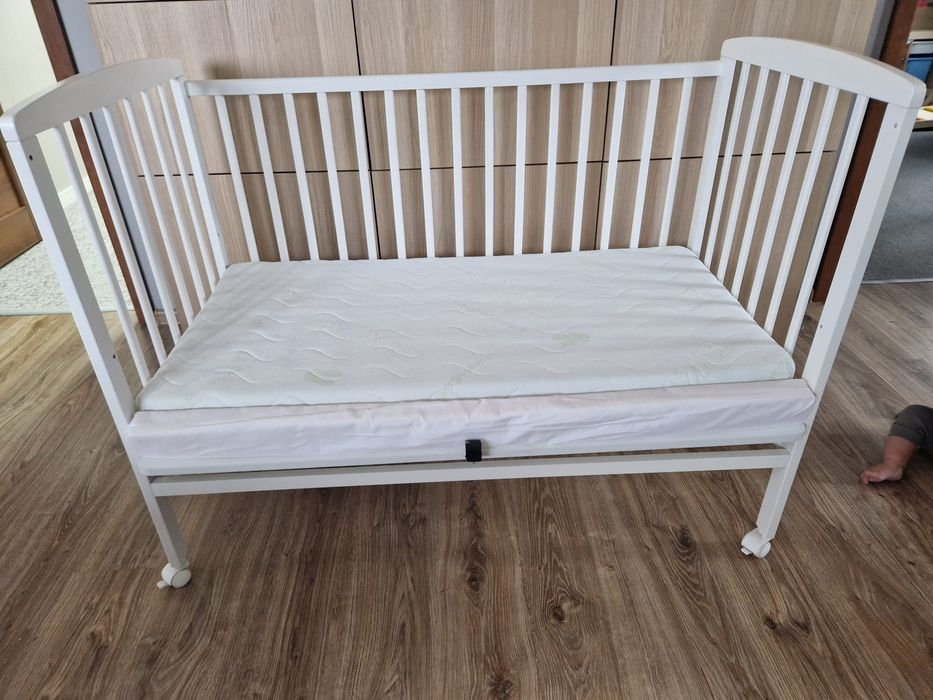 Łóżeczko 3w1 z dostawką i kółkami