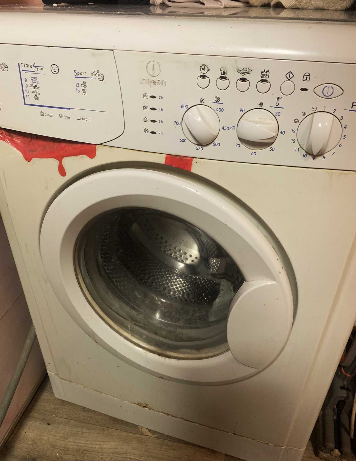 Стиральная машина Indesit WISL 85 X  работает, требуется ремонт.
