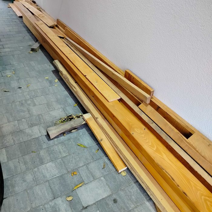 łaty i inne pozostałości z budowy wiaty