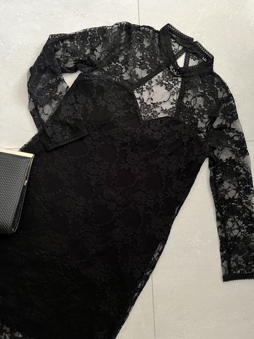 Elegancka sukienka z koronką, czarna w rozmiarze S