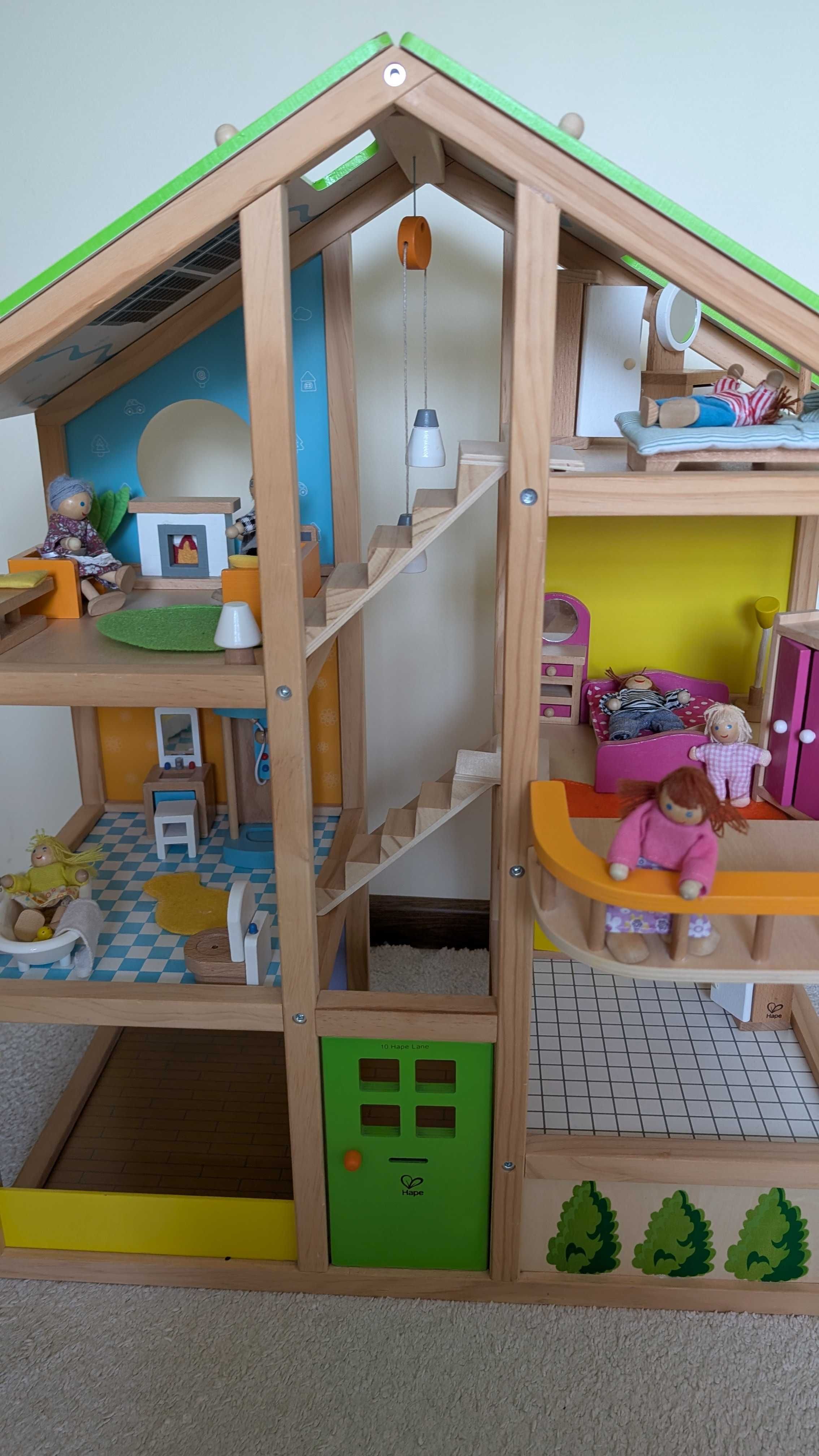 Drewniany domek dla lalek HAPE Cztery pory roku