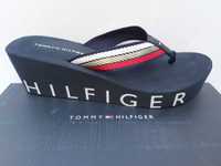 Letnie klapki japonko TOMMY HILFIGER Granat koturna platforma 38