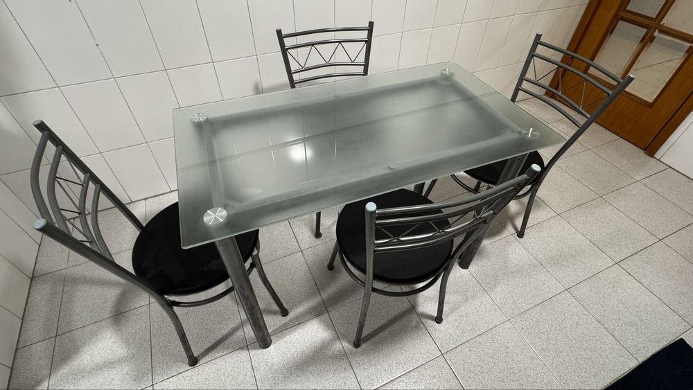 Mesa de cozinha com tampo de vidro e 4 cadeiras