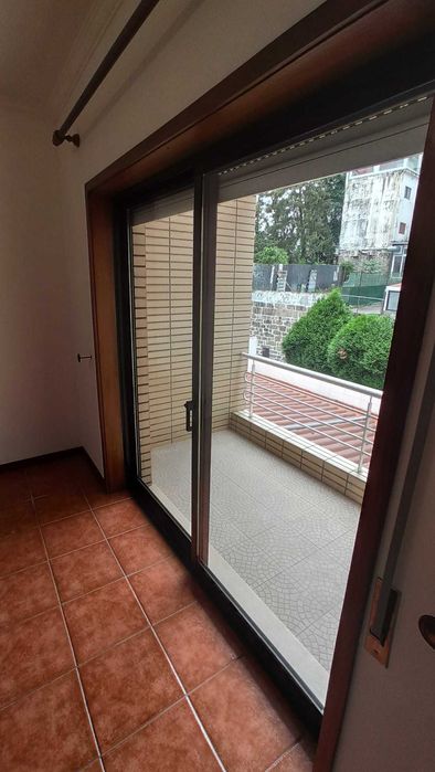 Alugo T1 com areas generosas e lugar de garagem no centro de Penafiel