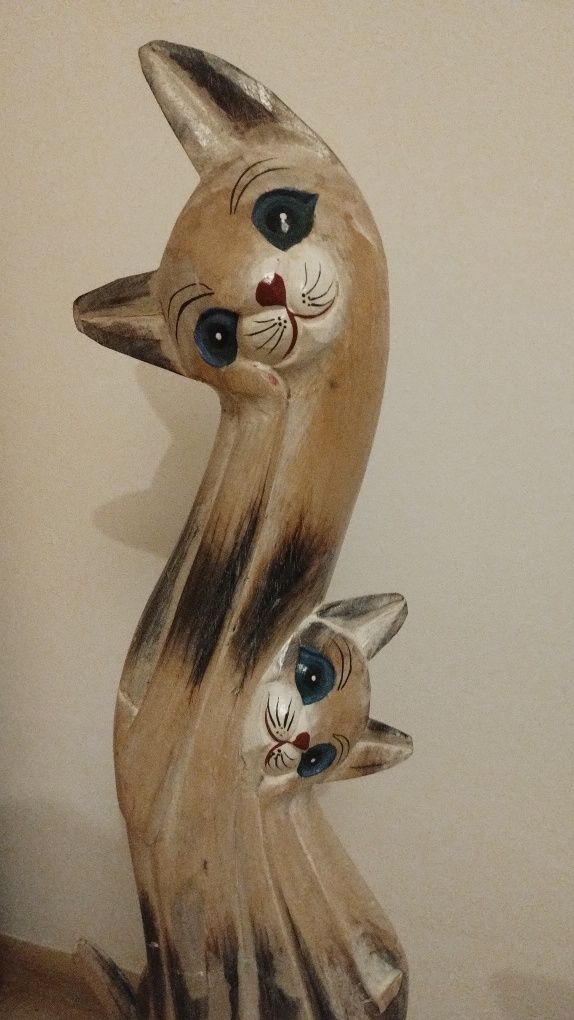 Rodzina kotów.wykonana z drewna