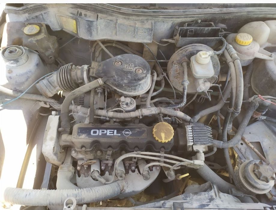 Розбирається Opel astra f 1.6