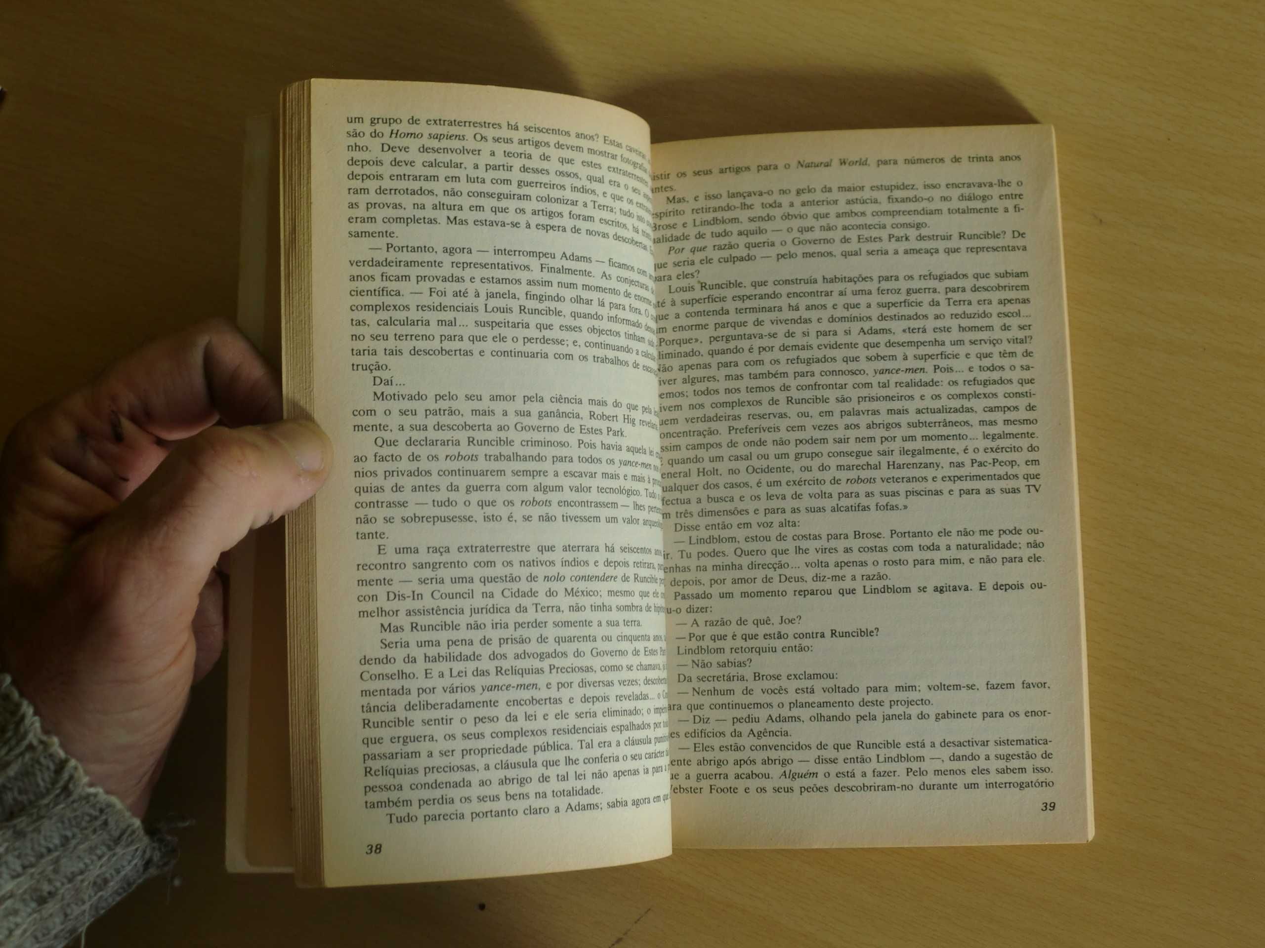A Penúltima Verdade
de Philip K. Dick