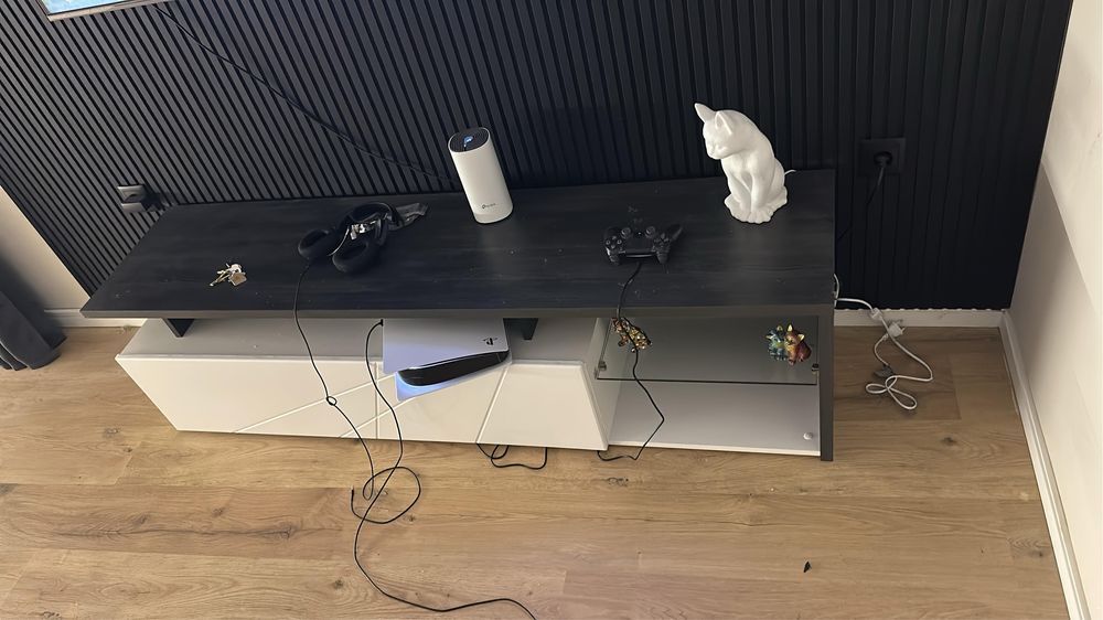 Móvel de TV branco e cinzento