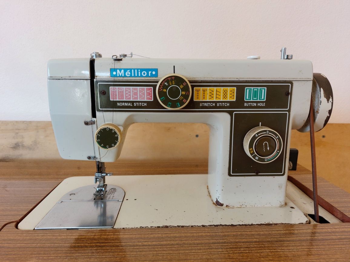 Máquina de costura Méllior com móvel