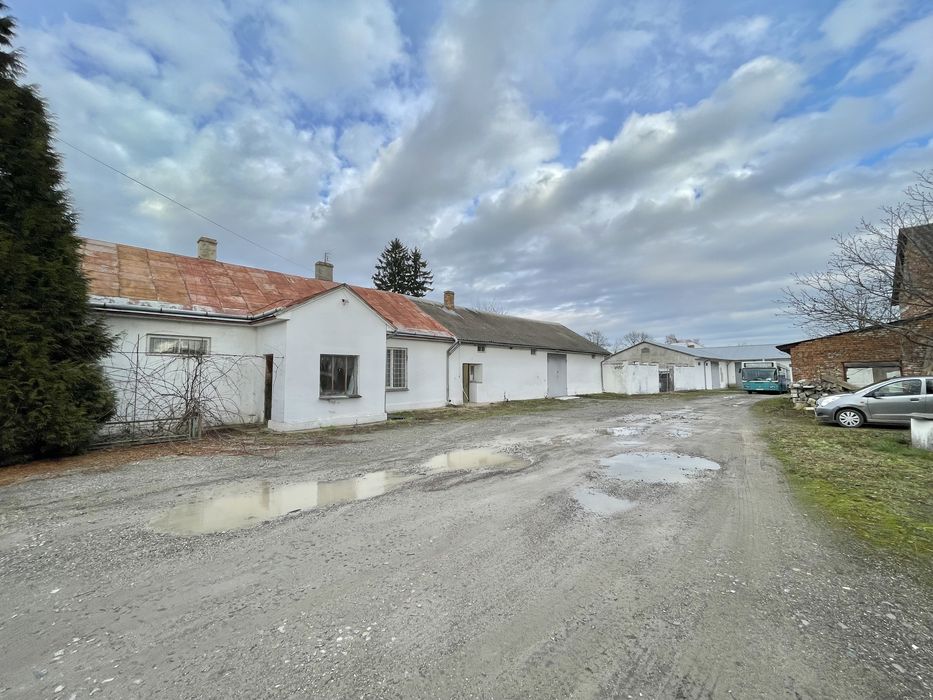 Продаж  приміщень з приватизованою землею в Городку