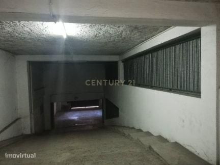 Garagem / Armazém com 132m2