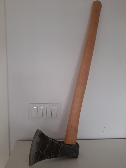 Stara siekiera ręcznie kuta