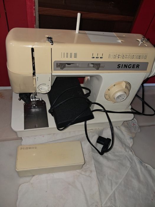 Maquina de costura eléctrica, portatil SINGER