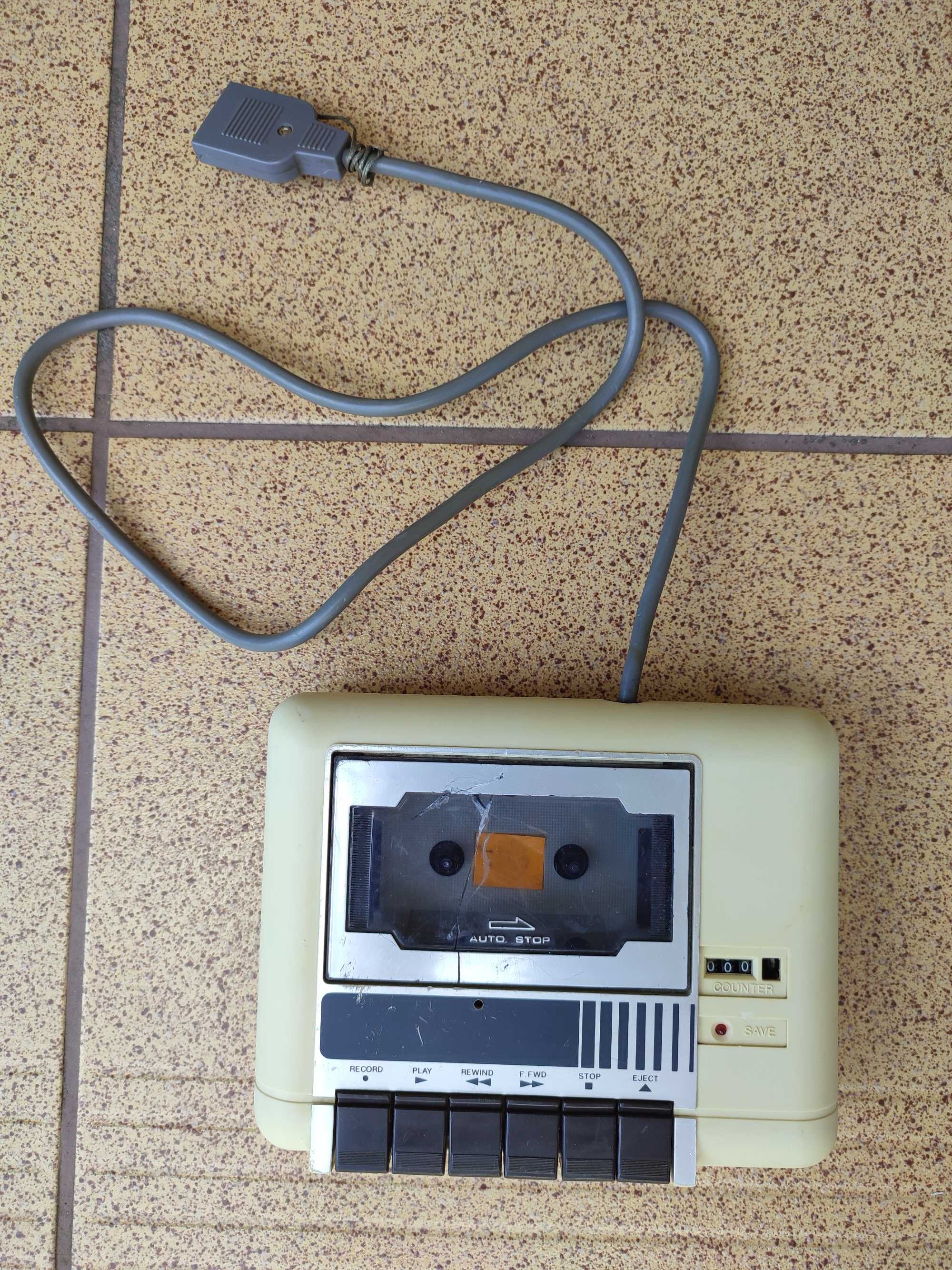 Commodore C64 w zestawie z magnetofonem i zasilaczem.