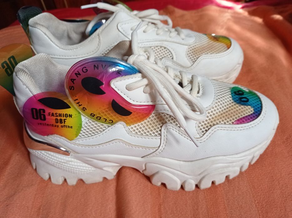 Продам жіночі кросівки 37 розмір