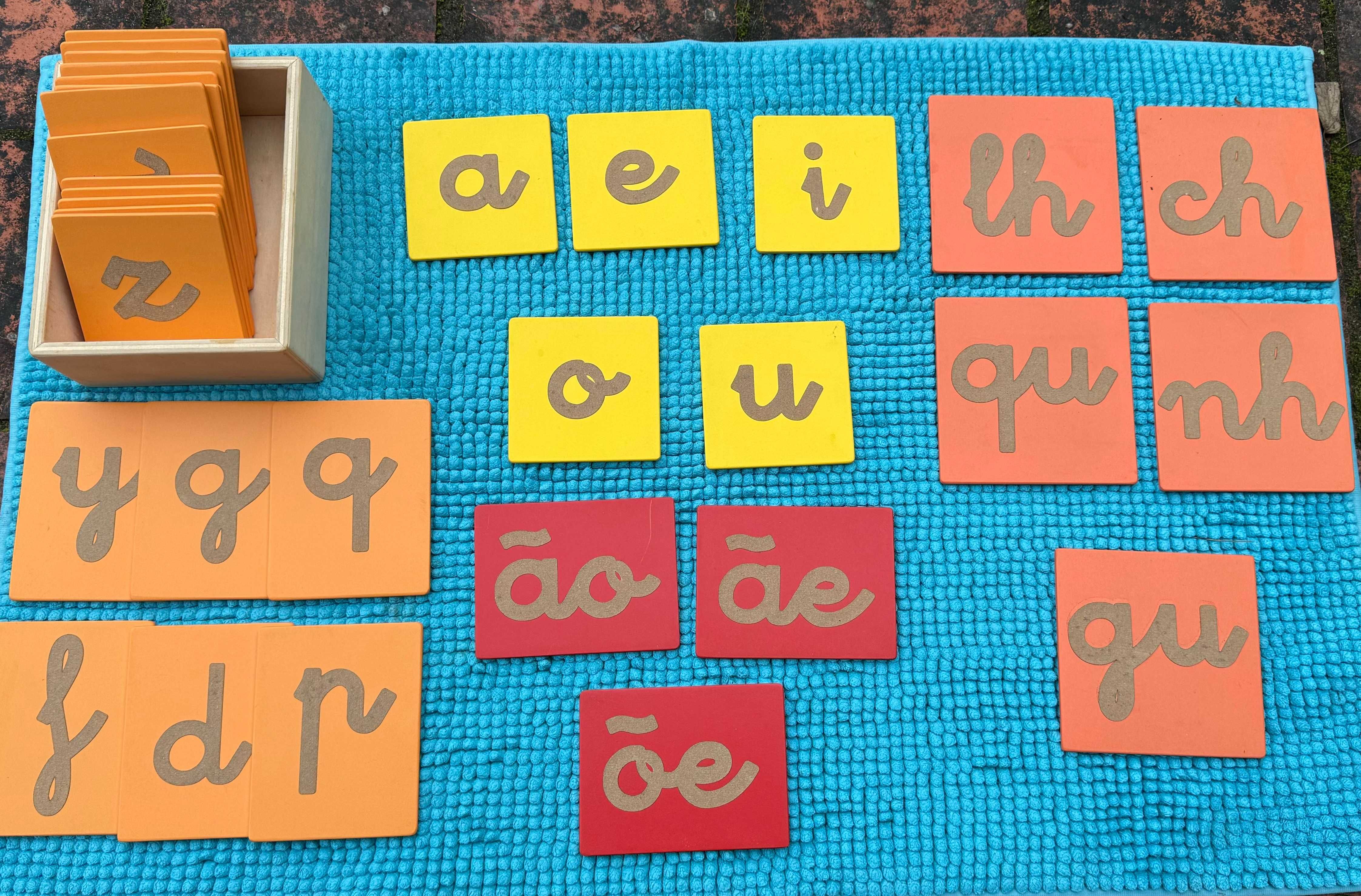 Alfabeto móvel + letras de lixa + bandeja areia | Materiais Montessori