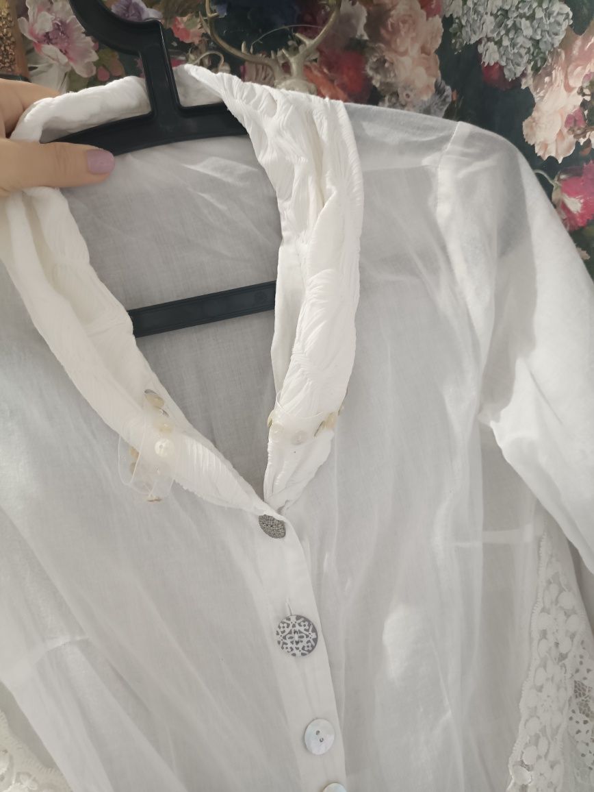 Biała koszula narzutka bluzka wyjątkowy model inne różne guziki koronk