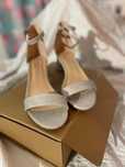 Sapatos de salto prateados