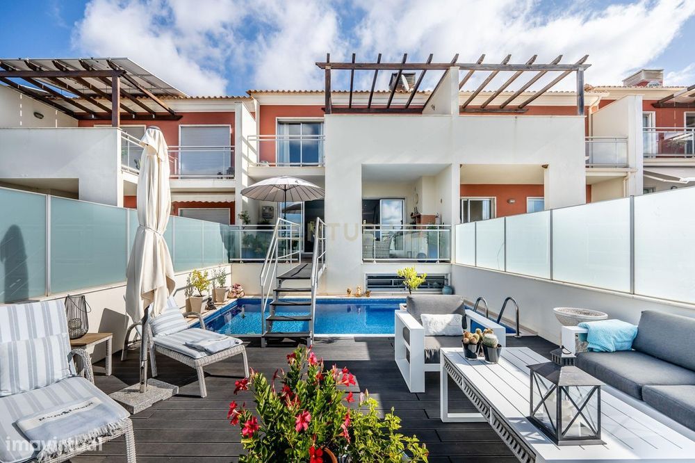 Moradia com 3 quartos, 4 casas de banho e piscina privada num condomín