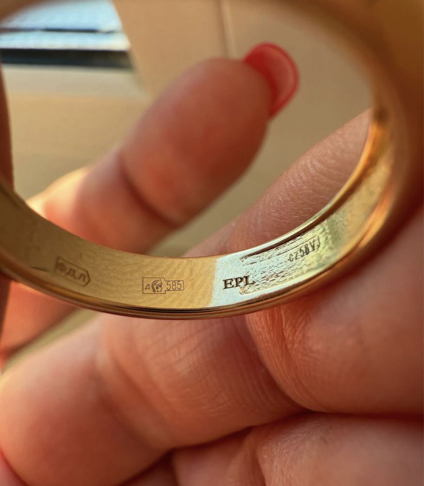 Sliczny 14K pierscionek z fianitami