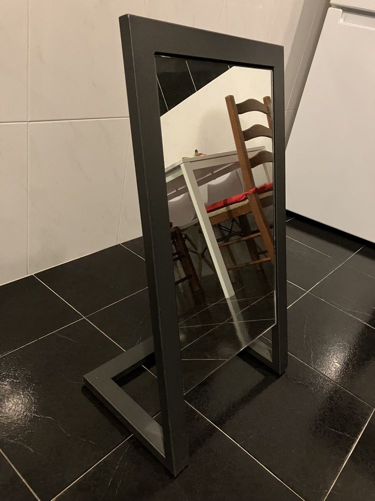 Espelho de pé em metal