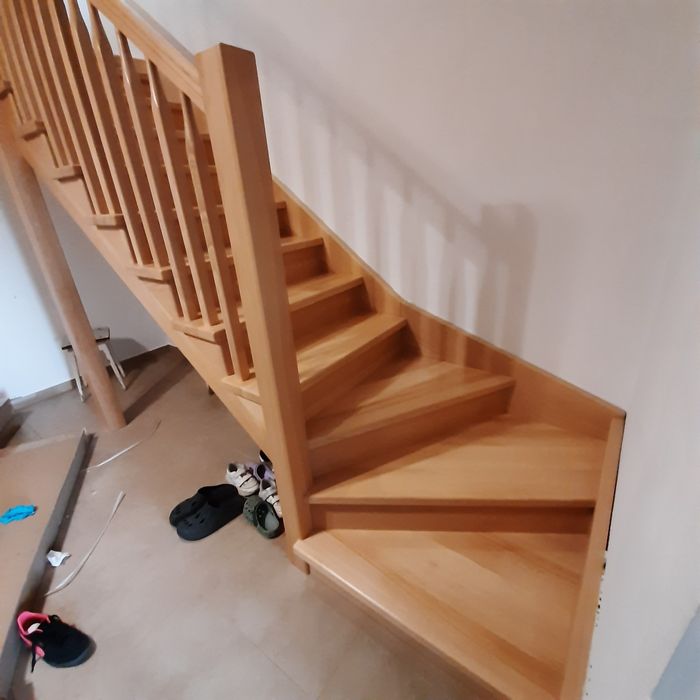 Schody drewniane samonośne.