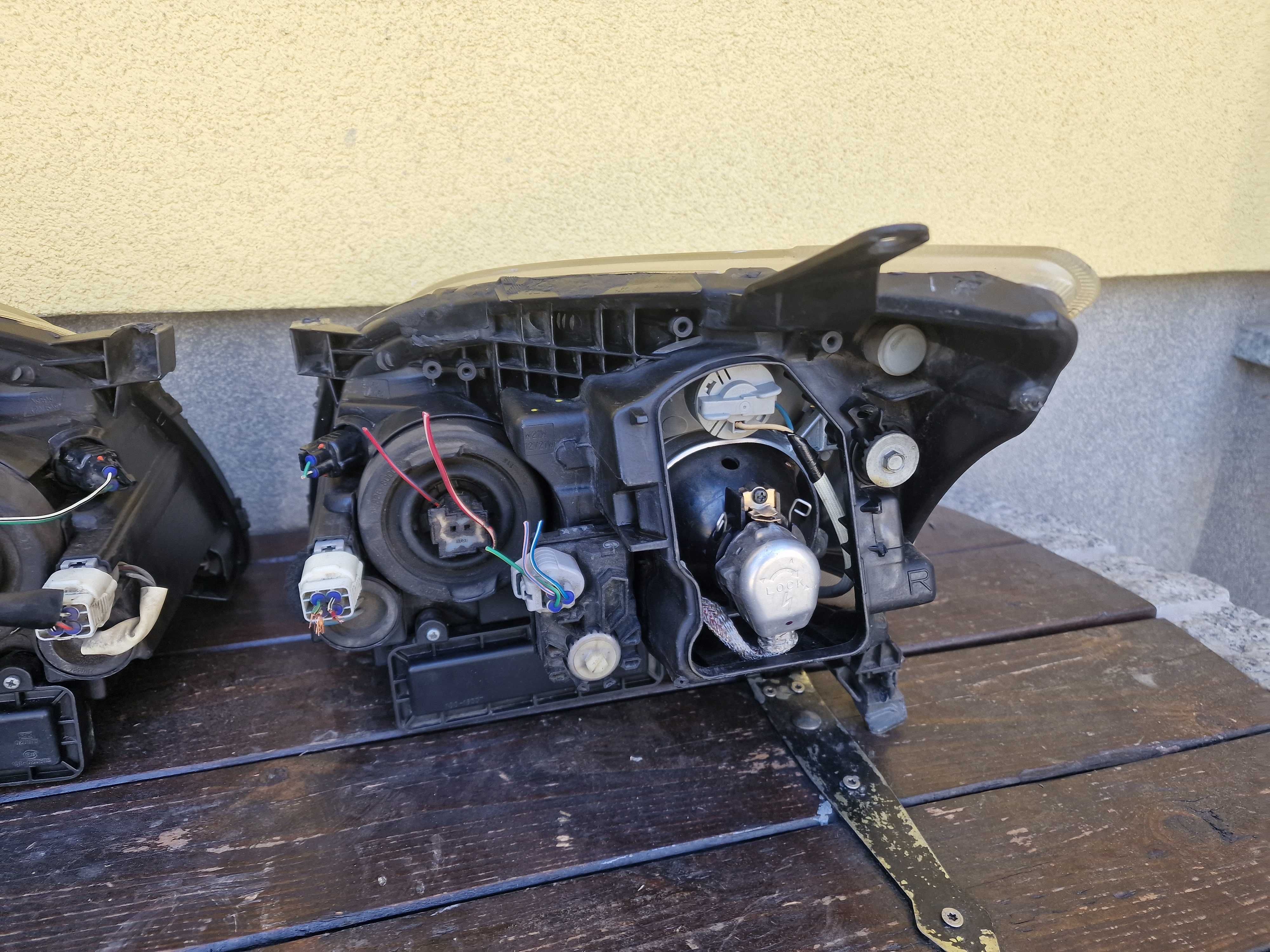 Toyota Avensis T25 2004r lampa lampy reflektory przód  xenon oryginal