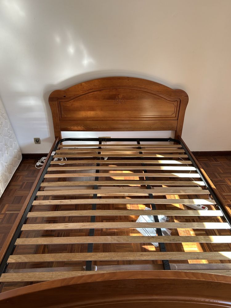 Cama e colchão com 2 mesas de cabeceira