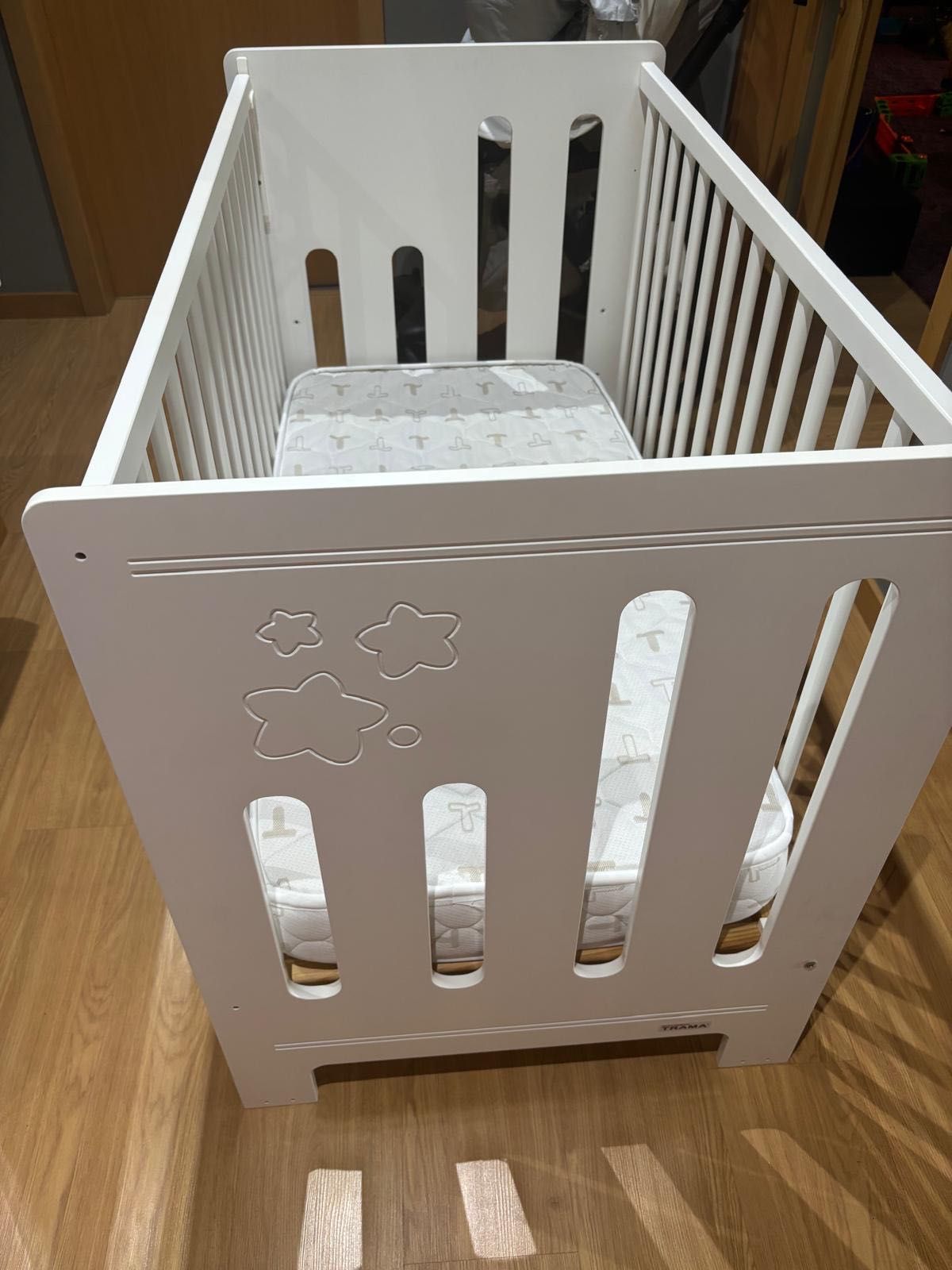 Berço bebé TRAMA + colchão + jogo de cama